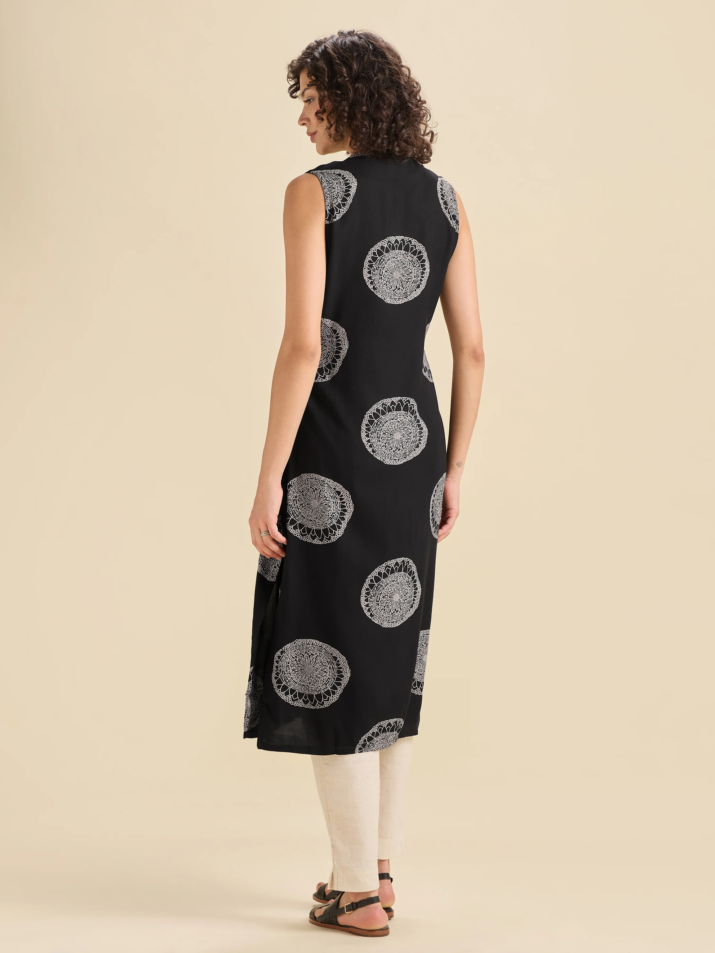 Black And Beige Viscose Printed Slited Sleeveless Kurti With Gathers - Image 3