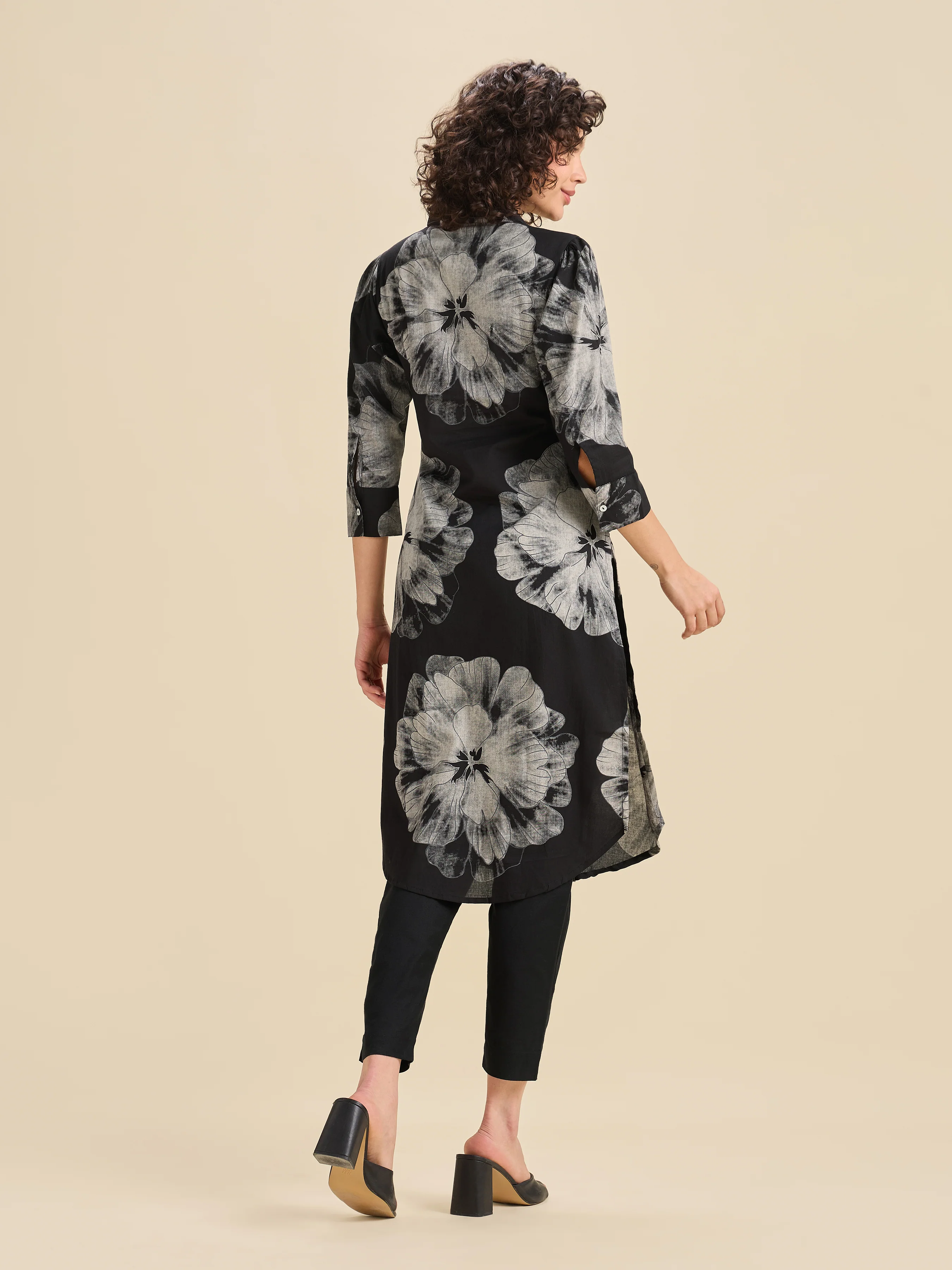 Black And White Pure Cotton Printed Slited Kurti With Knife Pleats And Curved Hem Line - Image 5
