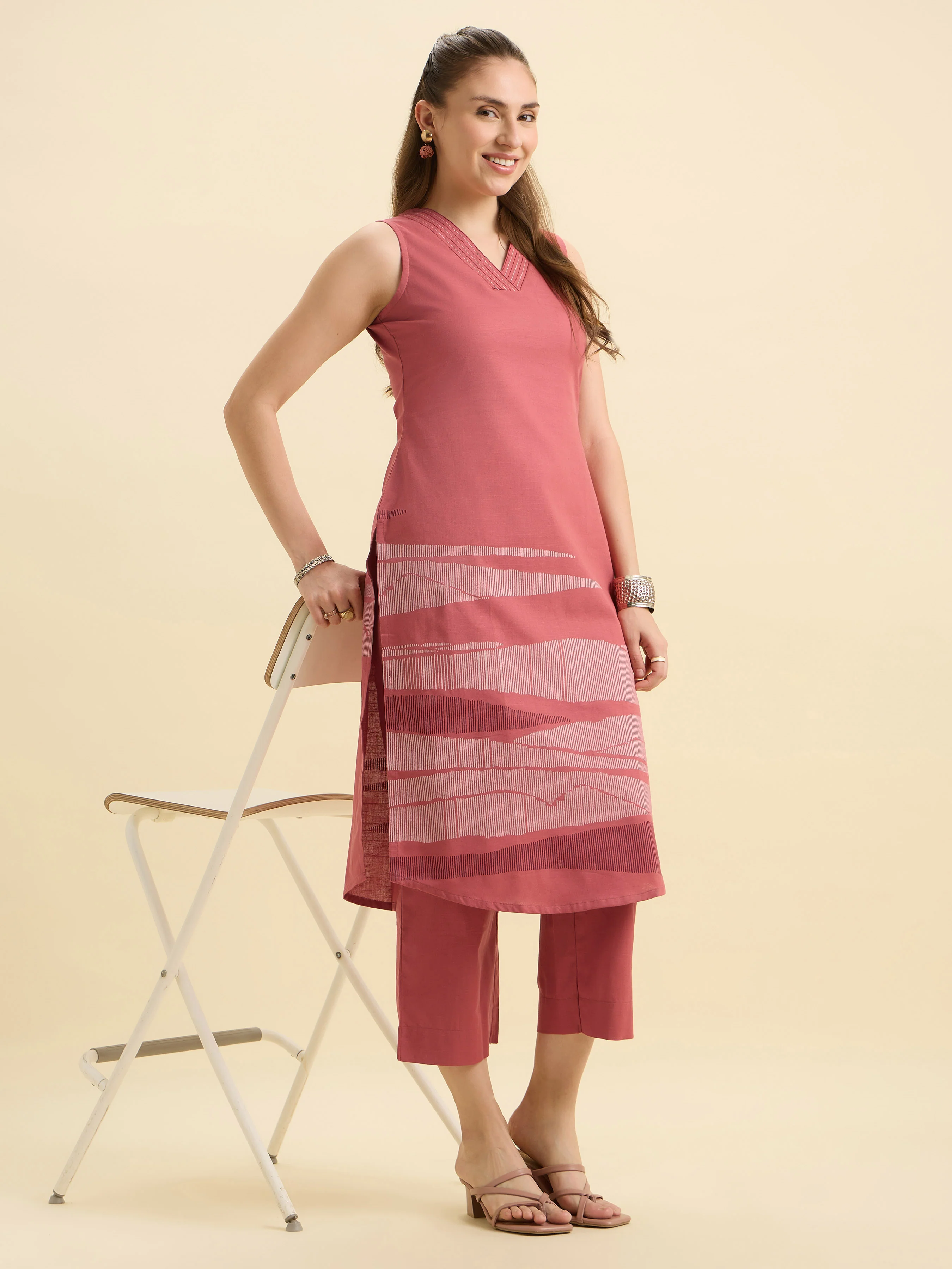 Blush Pink Cotton Flax Slub Placement Print Slitted Sleeveless Kurti With Bottom And Embroidery - Image 5