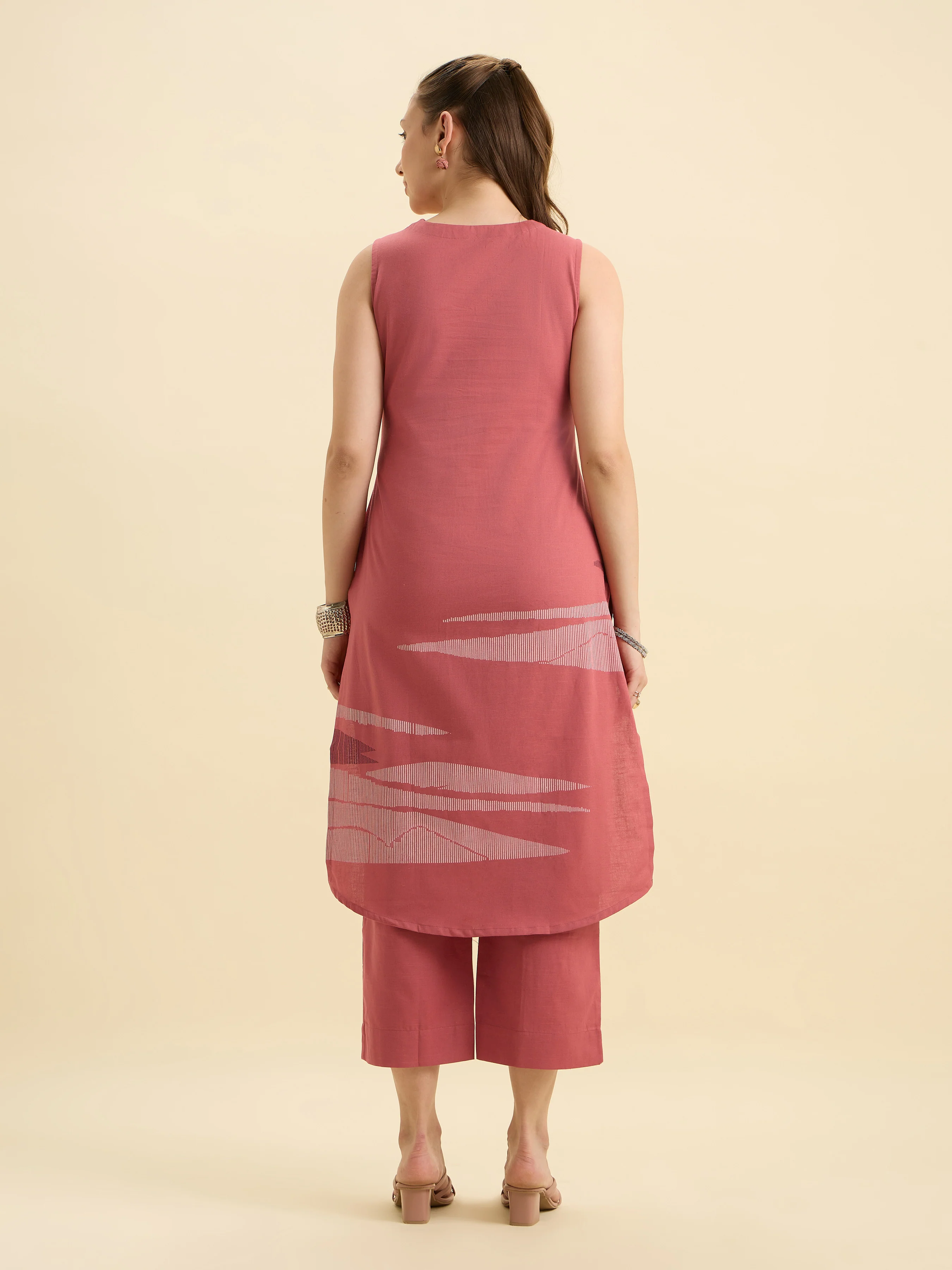 Blush Pink Cotton Flax Slub Placement Print Slitted Sleeveless Kurti With Bottom And Embroidery - Image 6