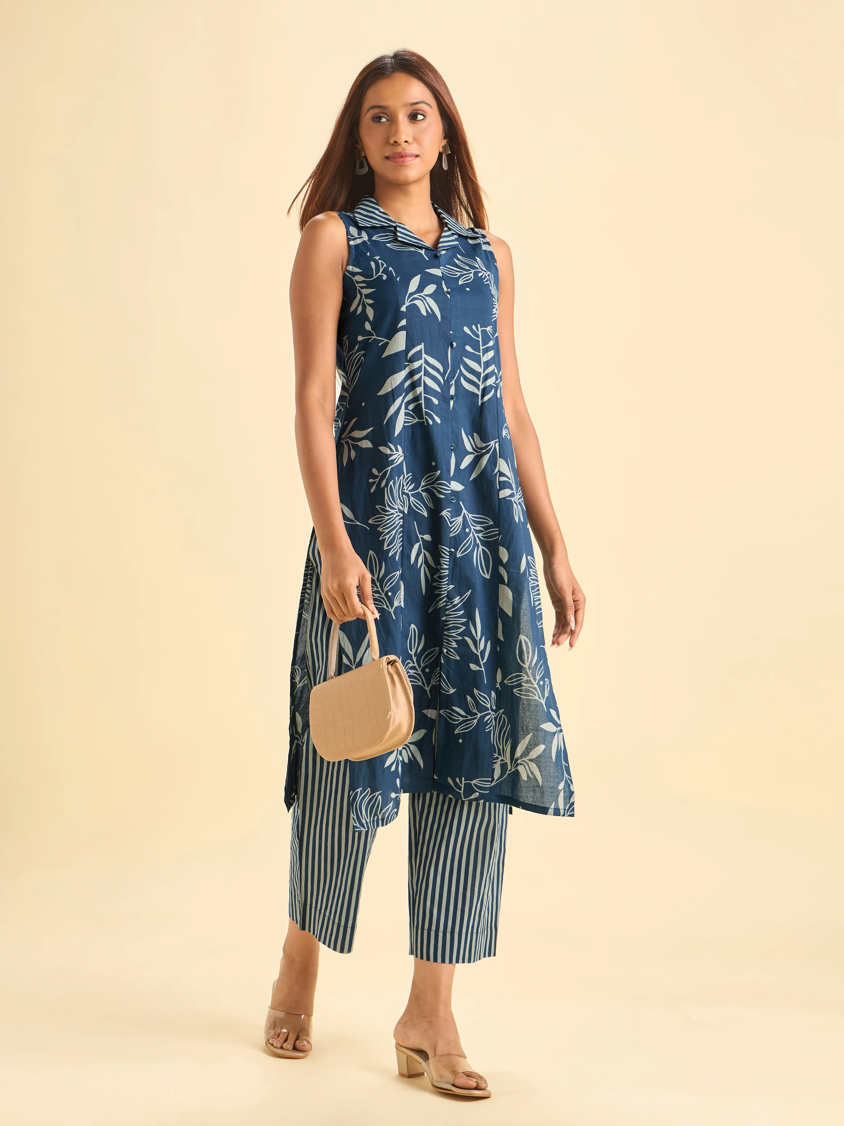 Denim Blue White Pure Cotton Printed Kurti Set With Smocking - Image 4