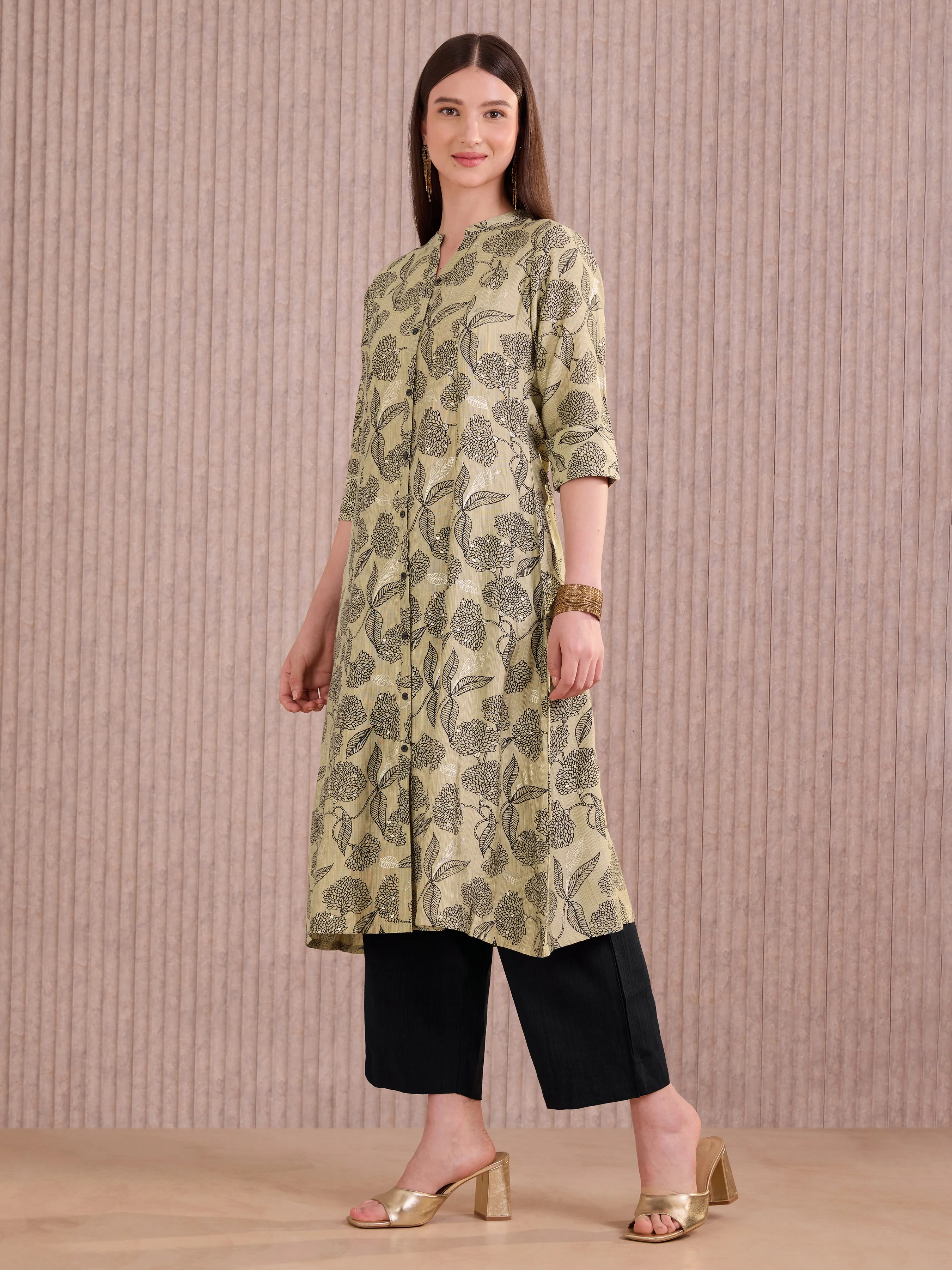 Ivory And Balck Moadal Foil Printed Kurti With Princesscut - Image 4