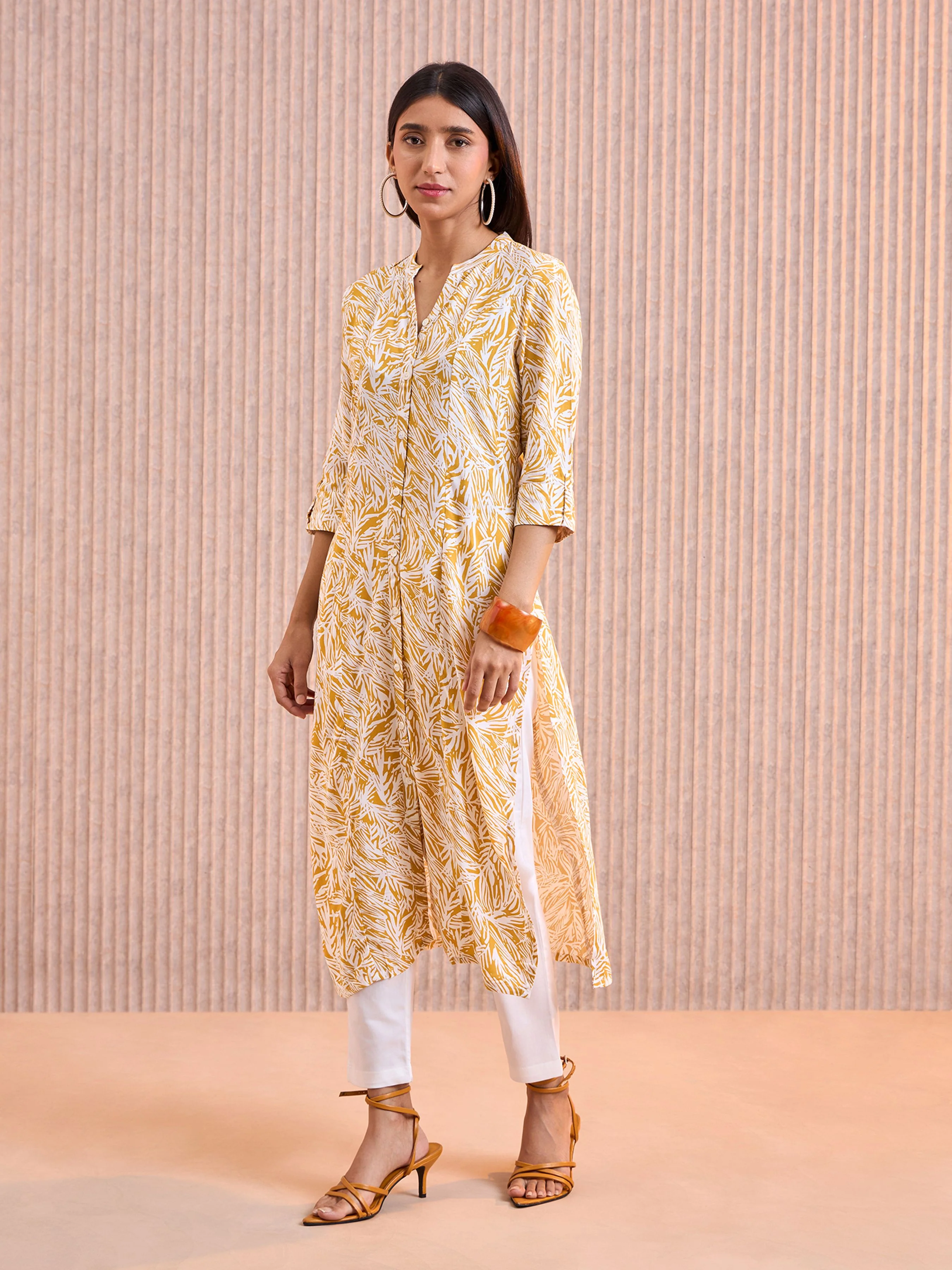 White Viscose Printed Kurti With Princess Cut - Image 4